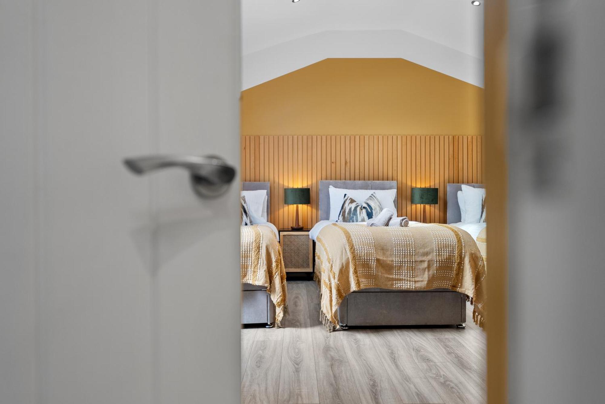 4-Bedroom Stunning Luxe, Spacious & Stylish Design House Bolton, Sleeps 11, With Parking Central Bolton, Links To Manchester, Pet-Friendly, Best For Groups! Work Contractors And Summer Special Offer! - By Blue Puffin Stays Farnworth Экстерьер фото