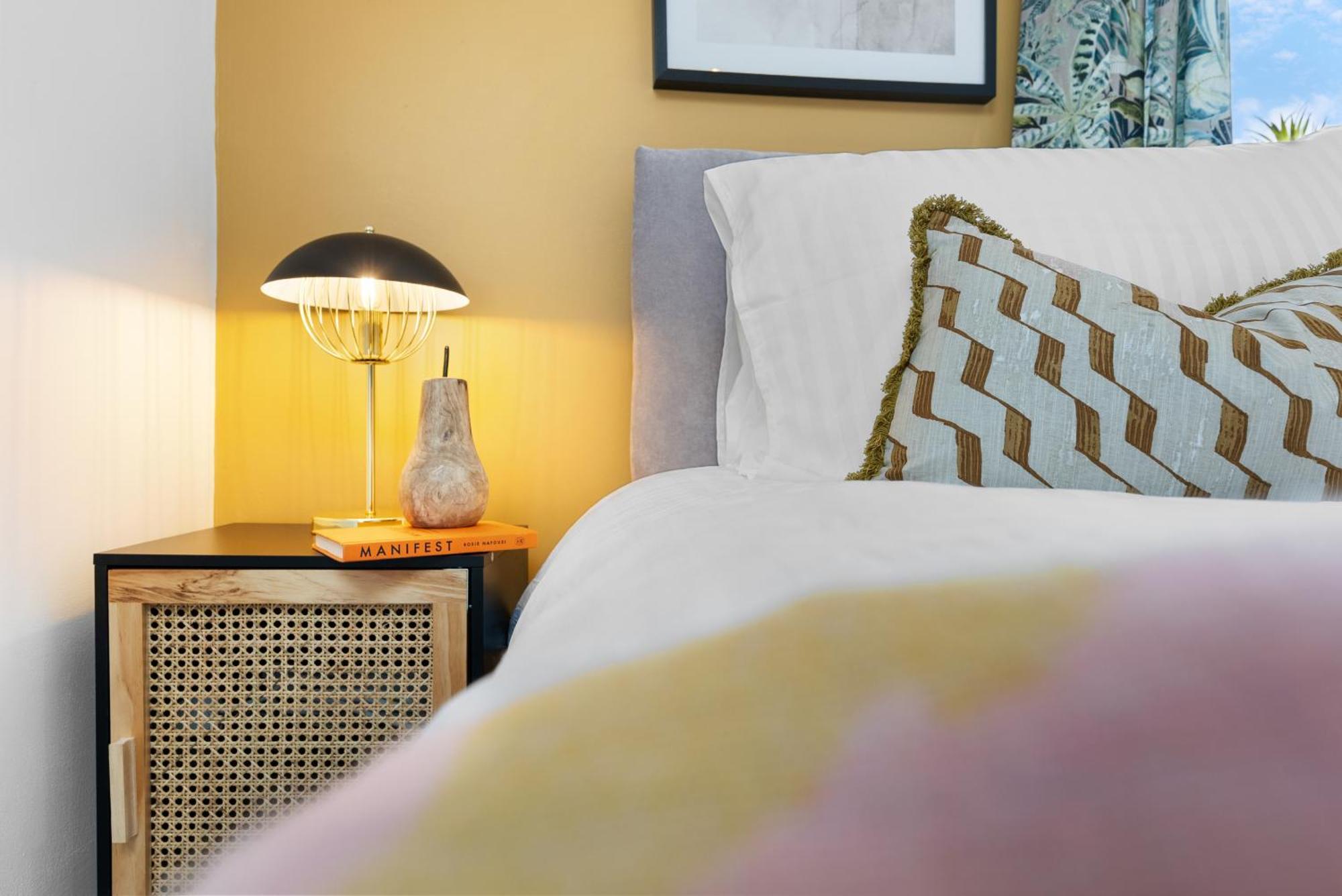 4-Bedroom Stunning Luxe, Spacious & Stylish Design House Bolton, Sleeps 11, With Parking Central Bolton, Links To Manchester, Pet-Friendly, Best For Groups! Work Contractors And Summer Special Offer! - By Blue Puffin Stays Farnworth Экстерьер фото