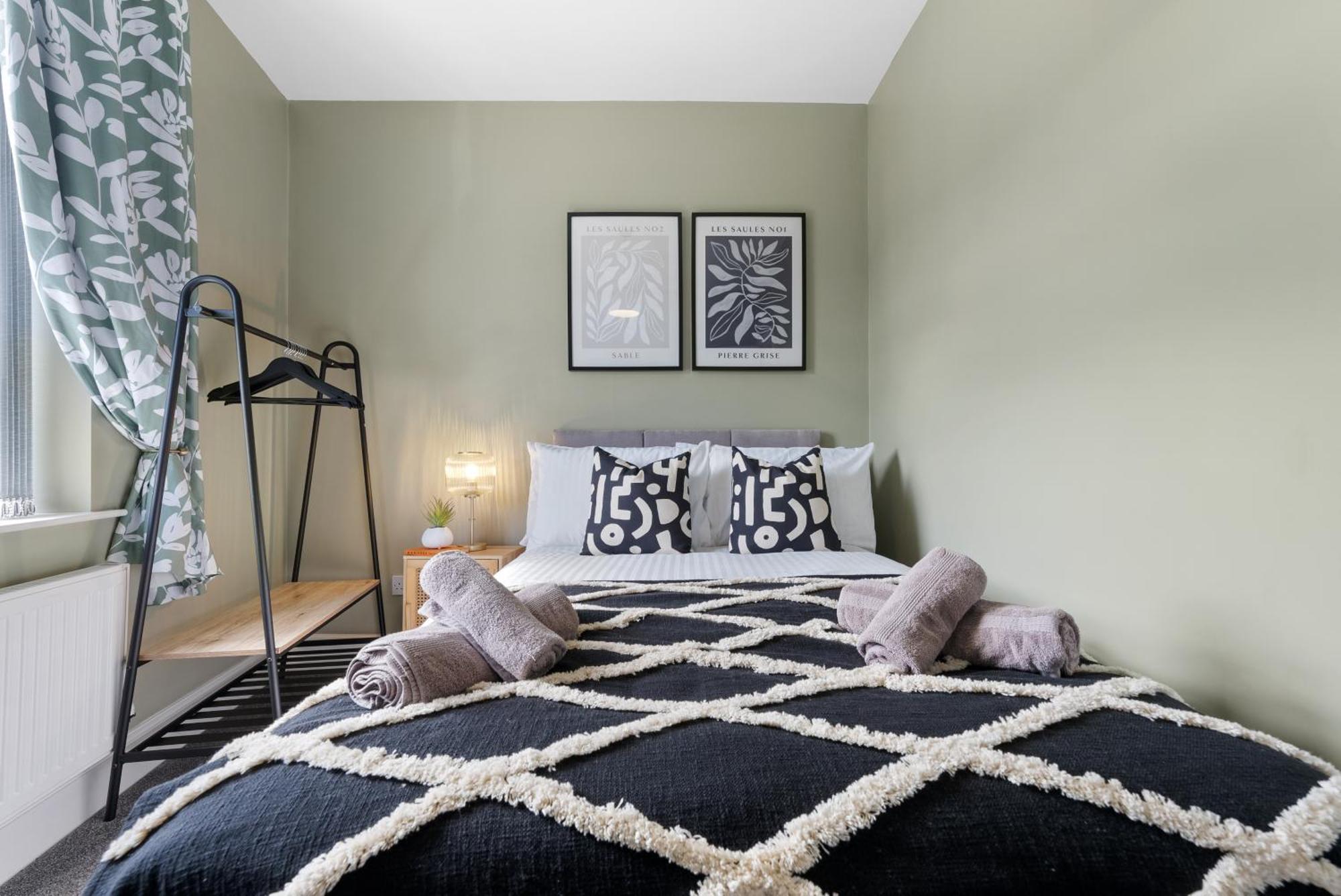 4-Bedroom Stunning Luxe, Spacious & Stylish Design House Bolton, Sleeps 11, With Parking Central Bolton, Links To Manchester, Pet-Friendly, Best For Groups! Work Contractors And Summer Special Offer! - By Blue Puffin Stays Farnworth Экстерьер фото
