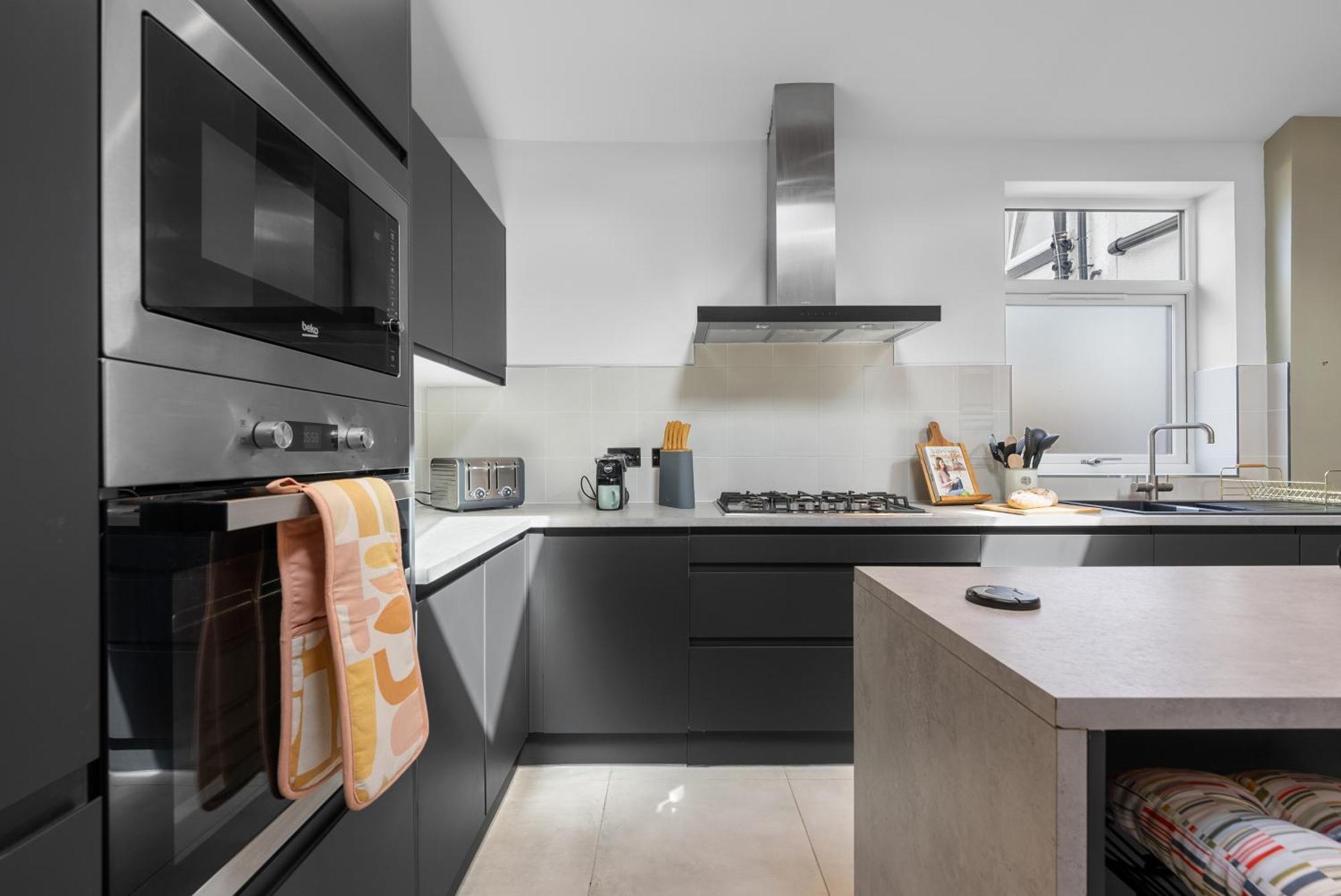 4-Bedroom Stunning Luxe, Spacious & Stylish Design House Bolton, Sleeps 11, With Parking Central Bolton, Links To Manchester, Pet-Friendly, Best For Groups! Work Contractors And Summer Special Offer! - By Blue Puffin Stays Farnworth Экстерьер фото
